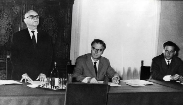 Utemeljenje Udruge u Zagrebu, 1966. g. na slici su slijeva: eljko Markovi (glavni tajnik JAZU), Drago Grdeni i Boris Kamenar