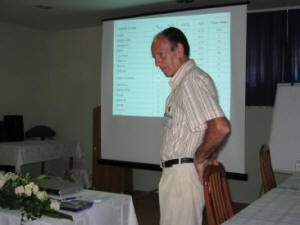 Carmelo Giacovazzo ( Italija ) podnosi pozvano predavanje na 16th Croatian-Slovenian Crystallographic Meeting, Petrane, 2007. godine